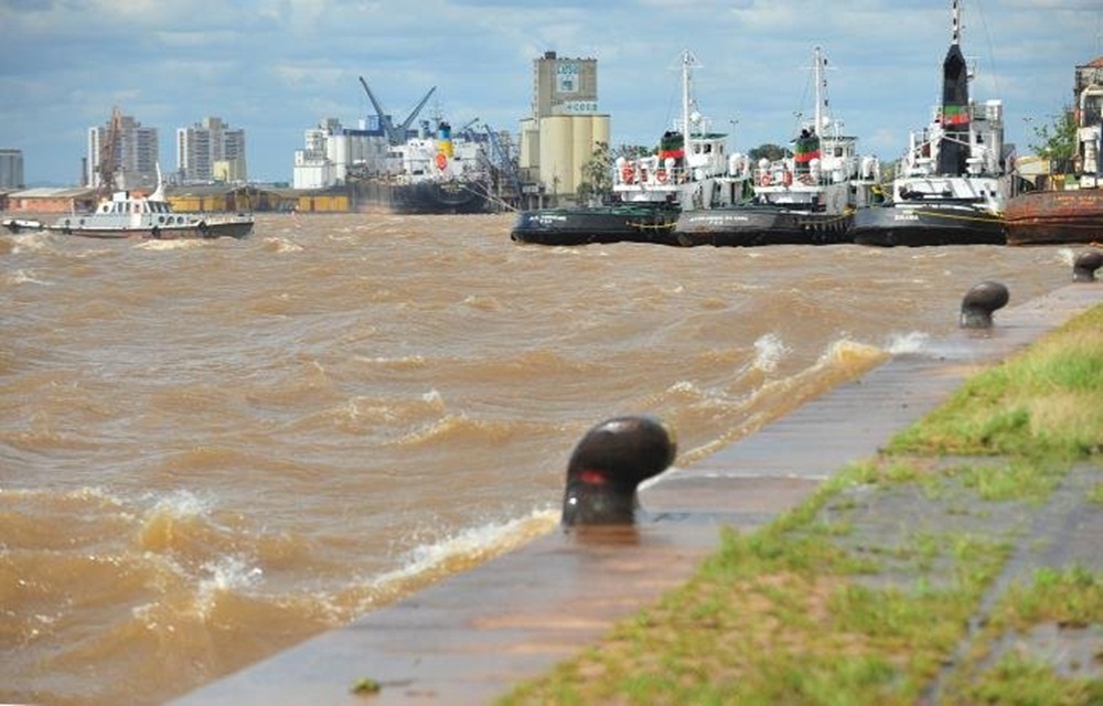 Ir para  <p>O n&uacute;mero de clientes sem energia no Rio Grande do Sul caiu de 180 mil, na noite dessa quinta-feira, para 47,2 mil no in&iacute;cio da manh&atilde; desta sexta-feira. A &aacute;rea da Companhia Estadual de Energia...